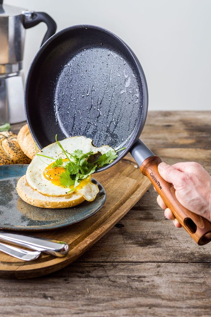 Mayflower-panden fra GreenPan har en non-stick-belægning, så spejlæggene glider ubesværet ned på tallerkenen.