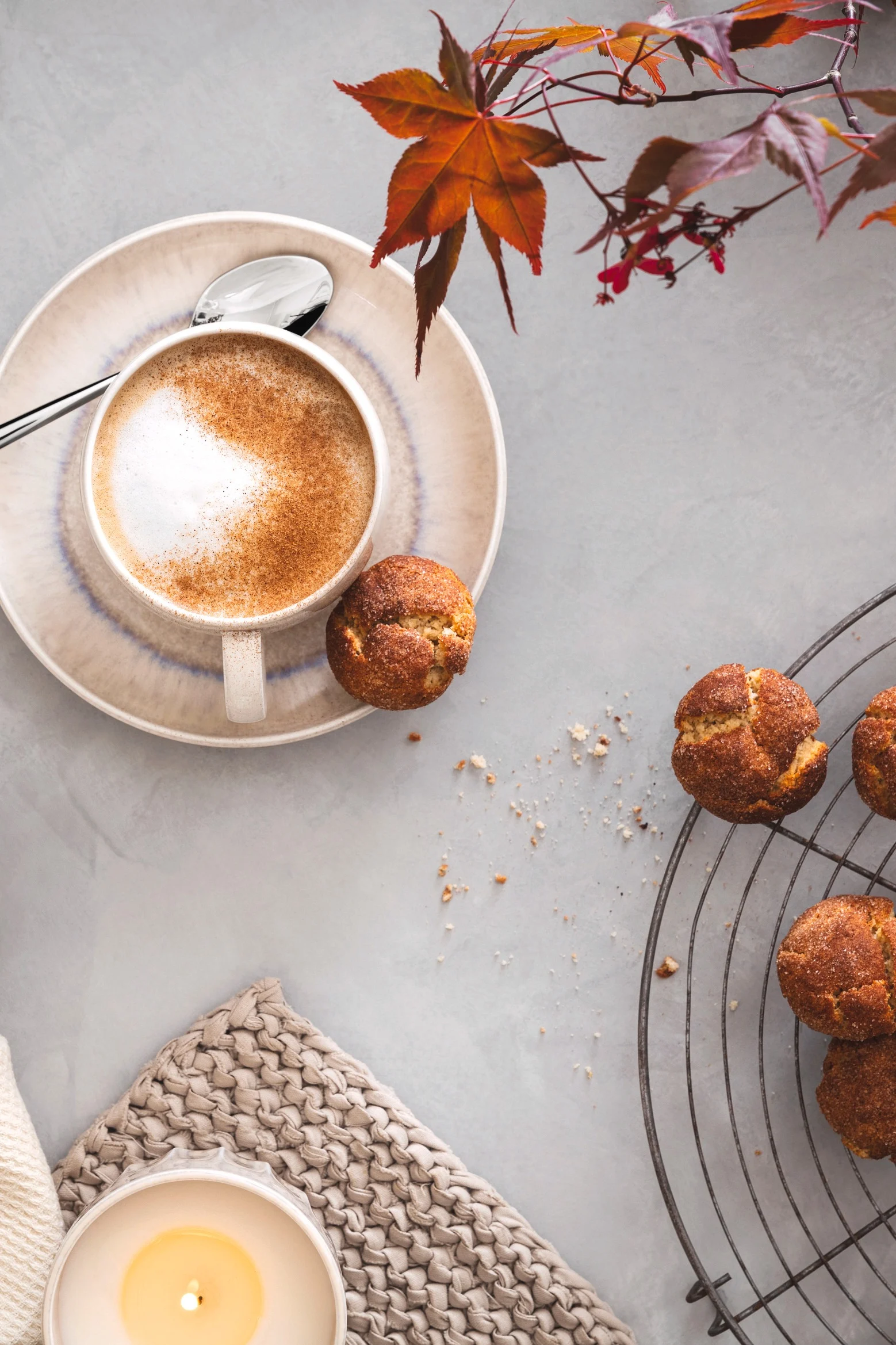 Her er der dækket op til fika med et fint efterårstema.