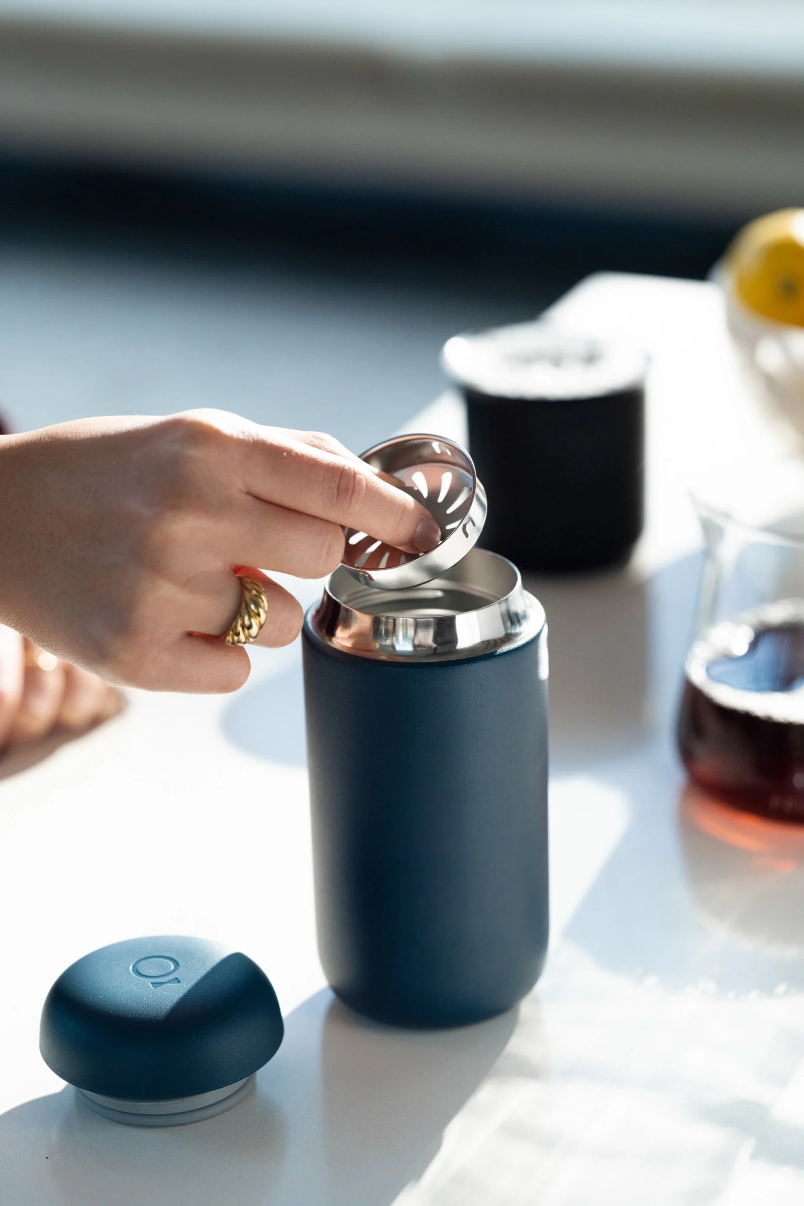 Tag din kaffe med dig: med Fellow's blå Carter termokrus, som her ses på et køkkenbord.