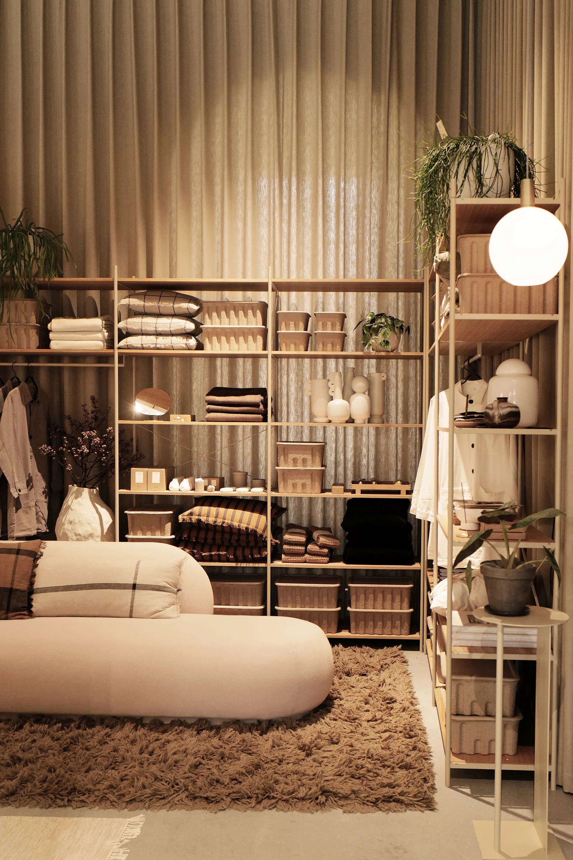 Et walk in closet i Ferm Livings showroom i København, Danmark.