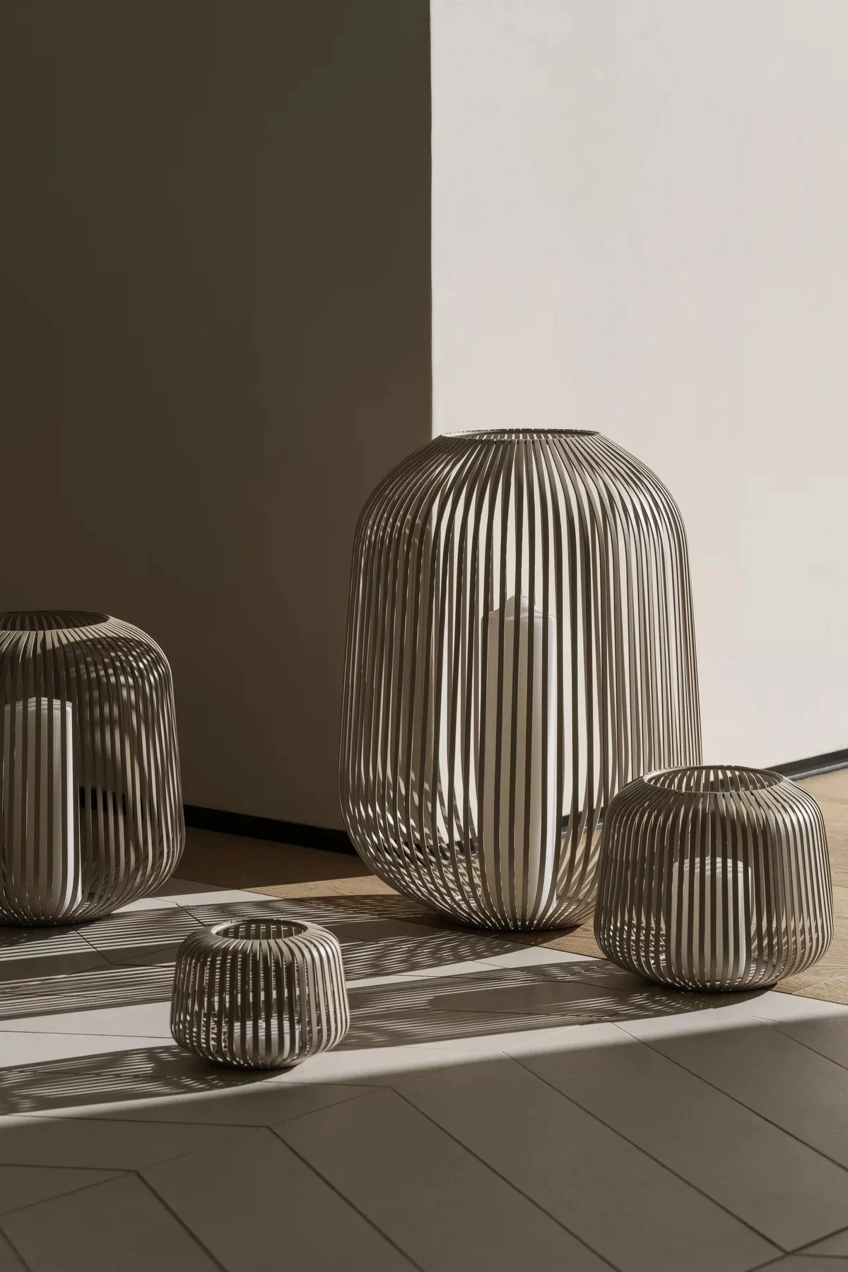 Lanterner og lygter til udendørs brug - her ses Lito-lygten fra Blomus i Nomad i forskellige størrelser stående i en gang.