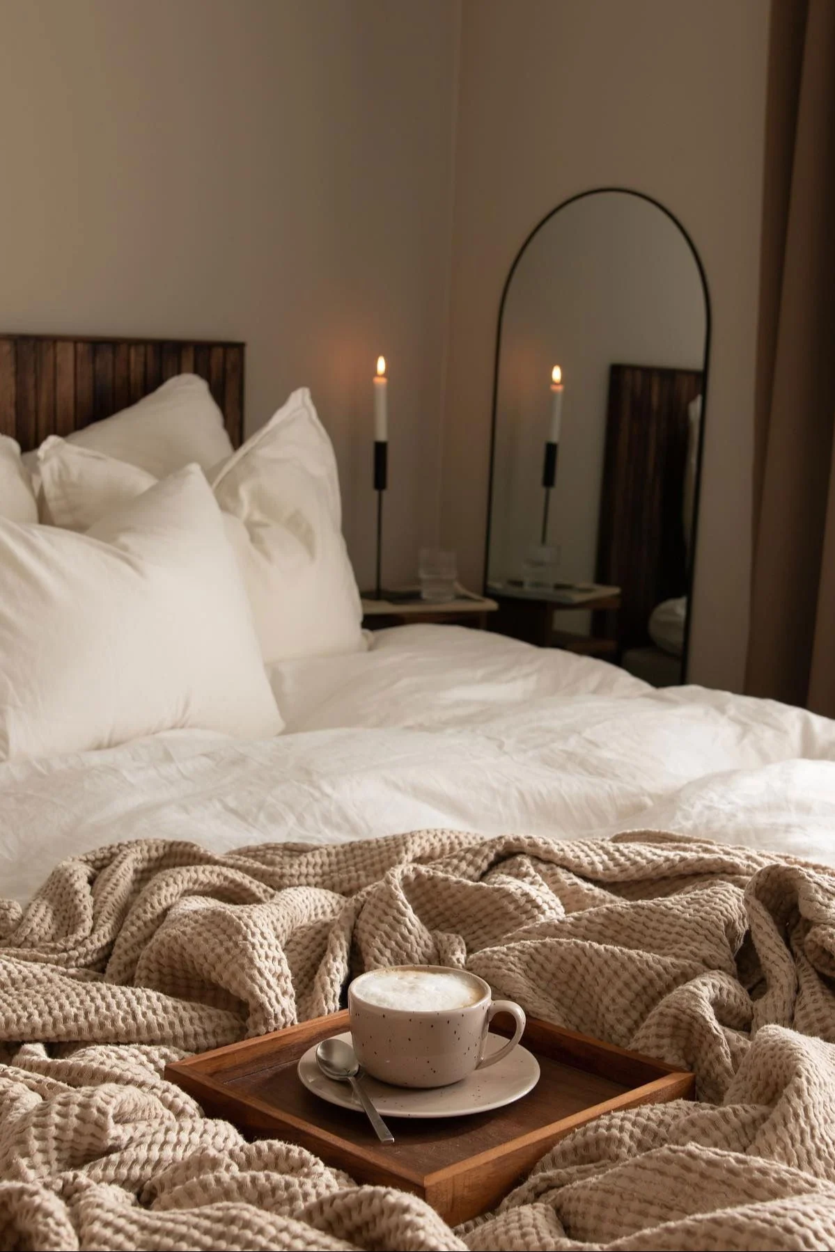 Freckle-kruset i beige fra Scandi Living står på en træbakke på den hyggelige seng i @joanna.aventos soveværelse.