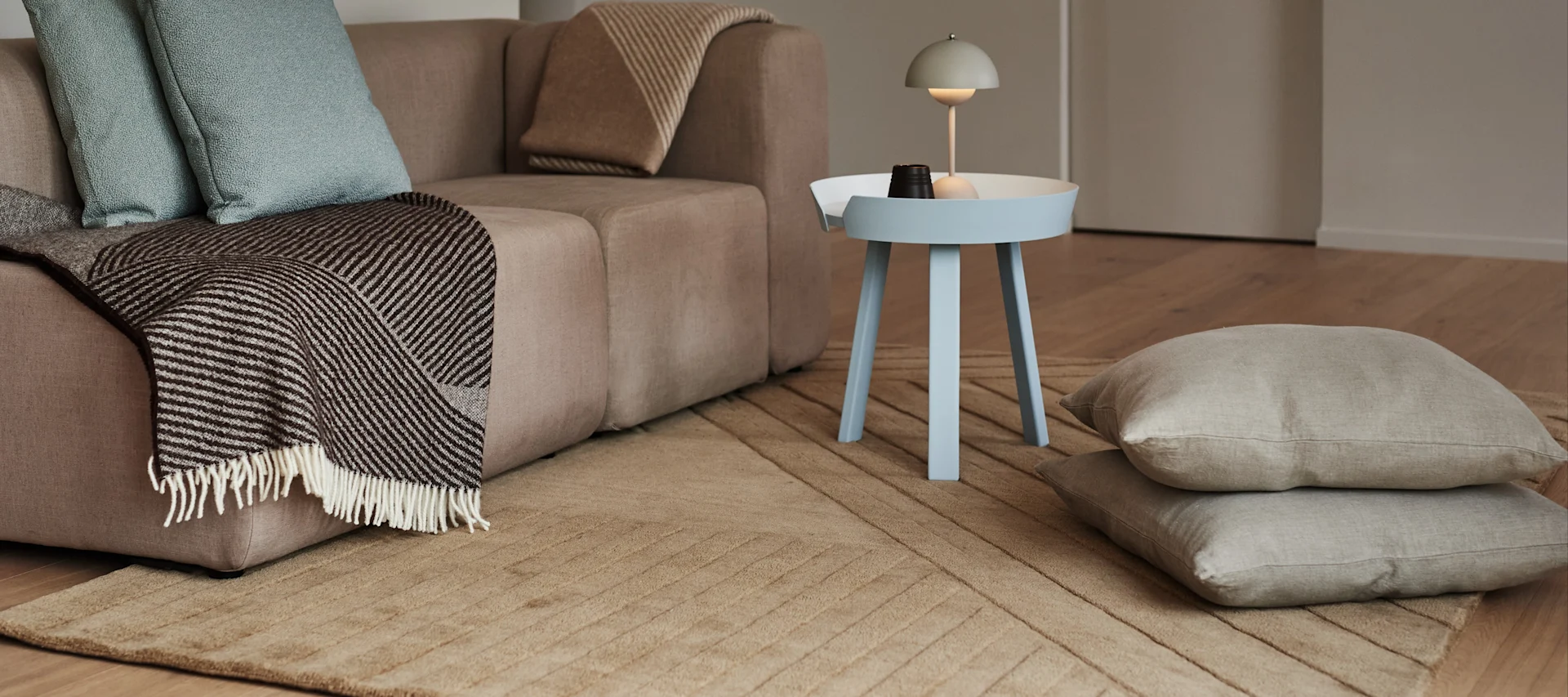Levels uldtæppe Stripes beige fra NJRD er et luksuriøst gulvtæppe til stuen i vores guide til at finde det rigtige tæppe.