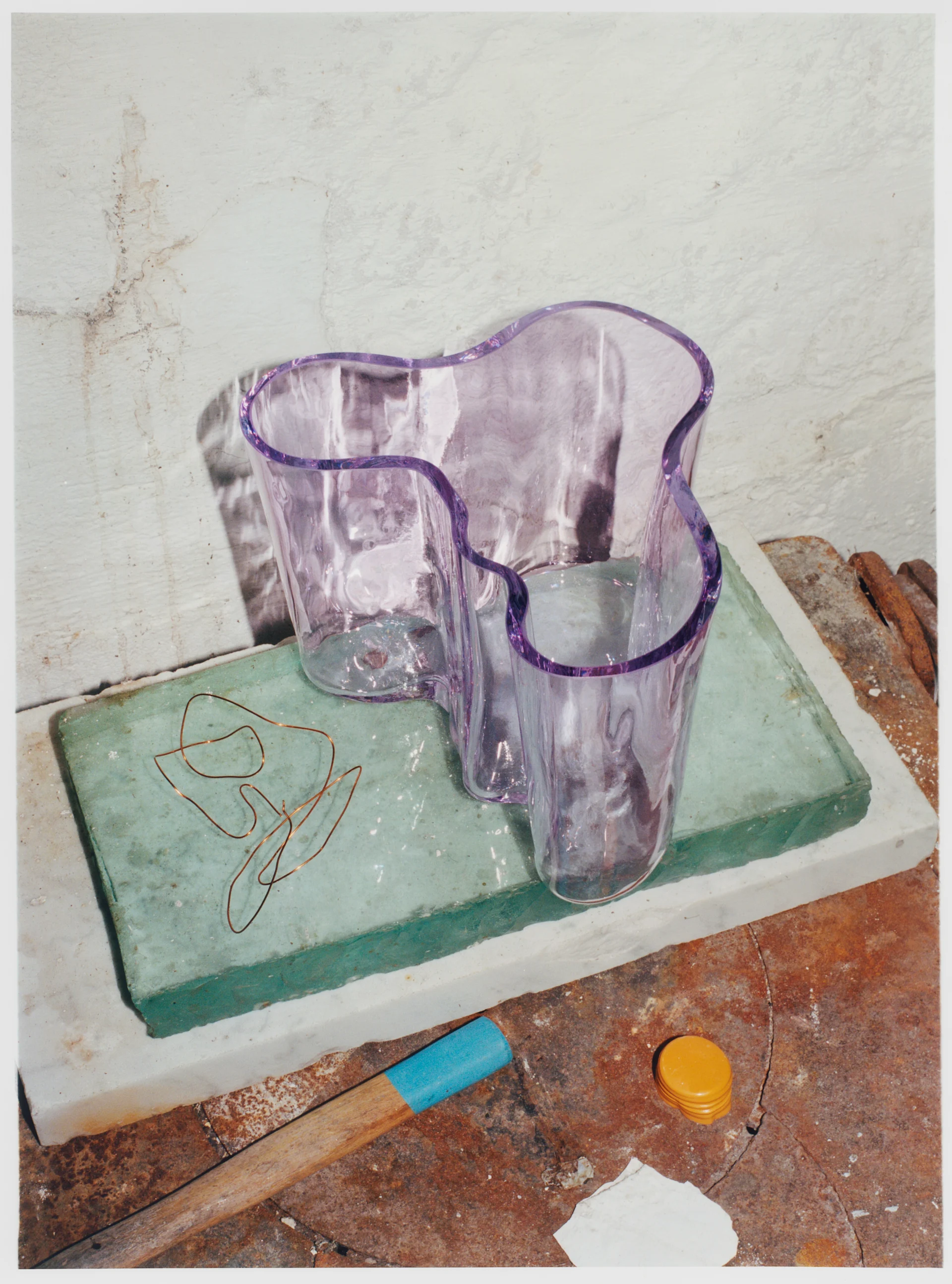 Alvar Aalto vasen fra Iittala i lyslilla på sten.