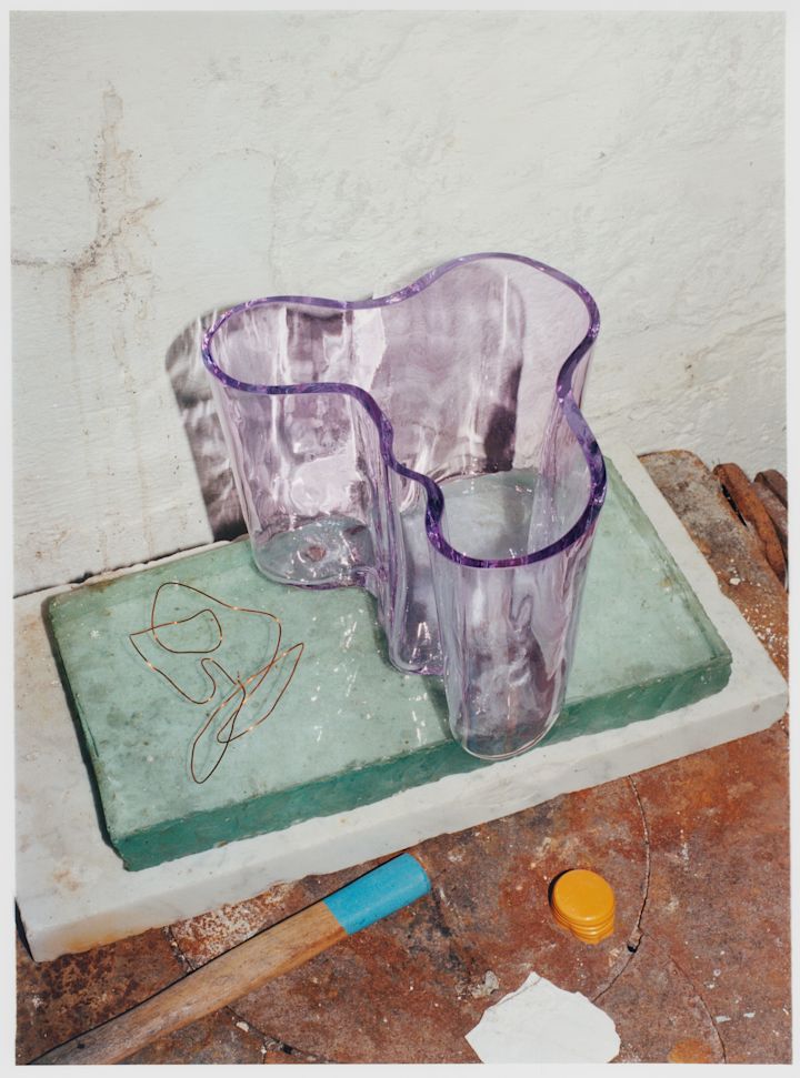 Alvar Aalto vasen fra Iittala i lyslilla på sten.