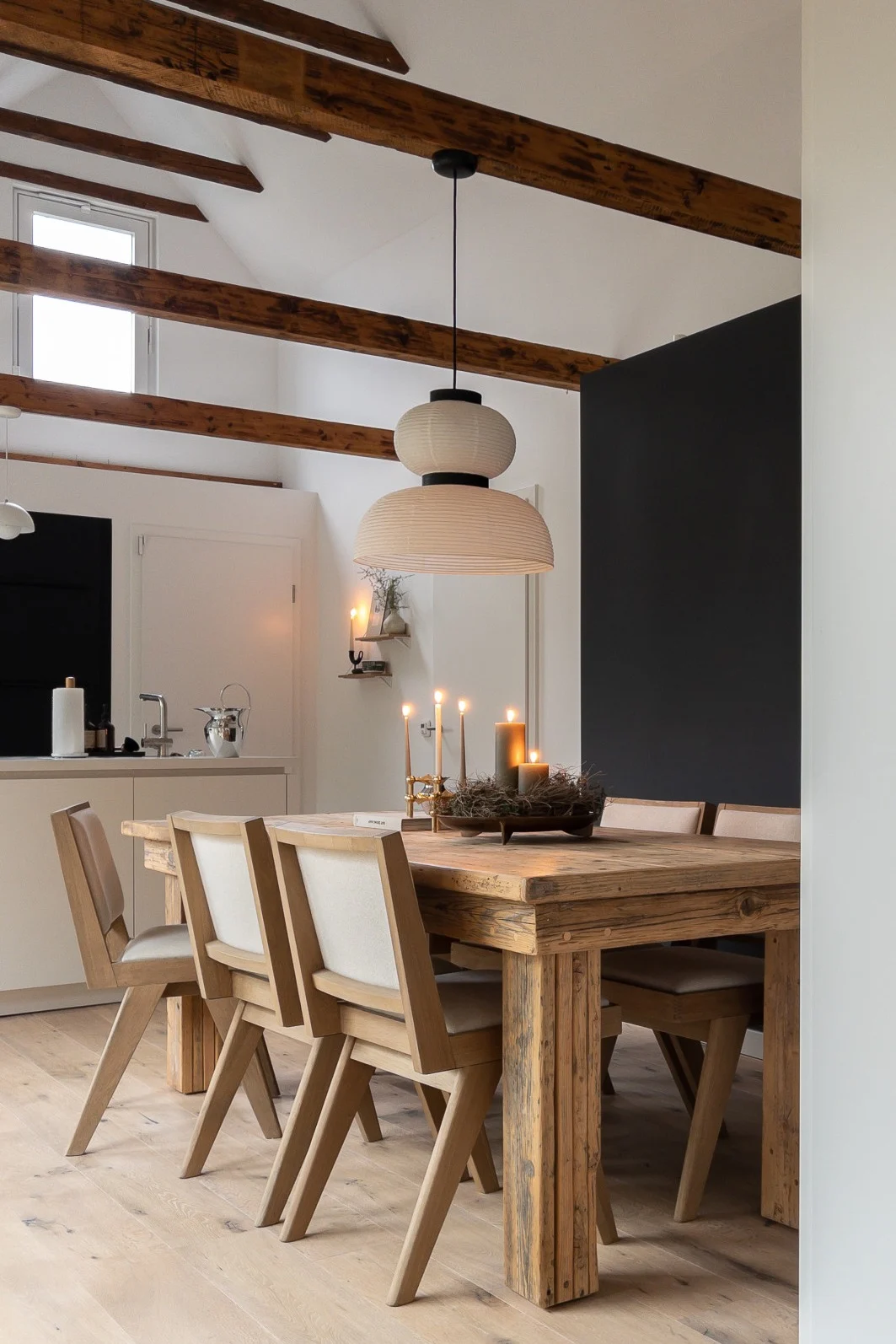 Planlæg din belysning med generel belysning i større rum som den hængende Formakami papir lampe fra &Tradition.