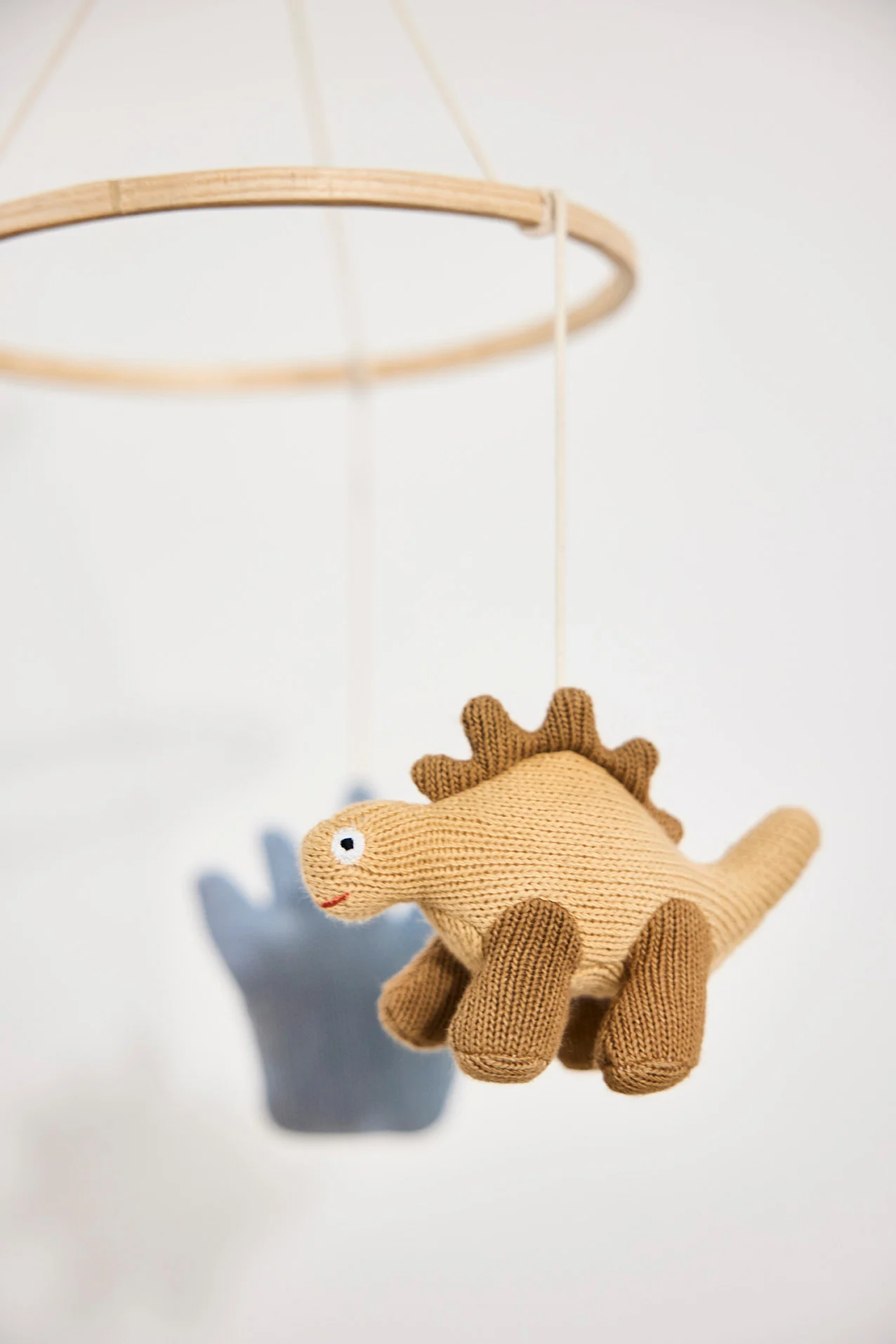 Uroer hjælper ikke kun barnets koordination, men afrunder også børneværelsets indretning. Edvin-mobilen fra Kid's concept består af blade, bær, bier og myrer lavet af naturmaterialer.