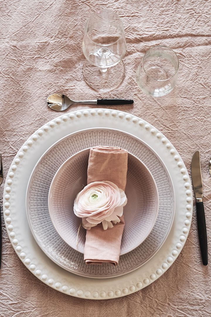 Lyserødt porcelæn er perfekt til et romantisk måltid derhjemme, som f.eks. det lyserøde porcelæn fra Rörstrands svenske Grace-kollektion, der her er dekoreret med en blomst.