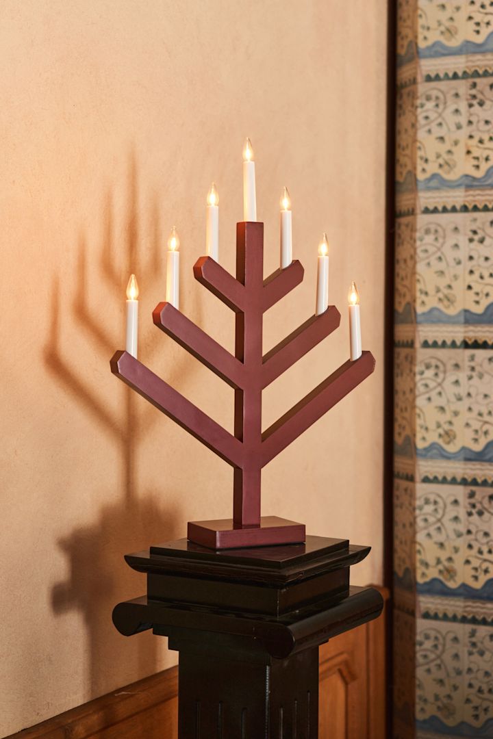 Den skandinaviske adventsstage fra Scandi Living er ikke kun meget traditionel, men kommer også i en dejlig julerød farve.