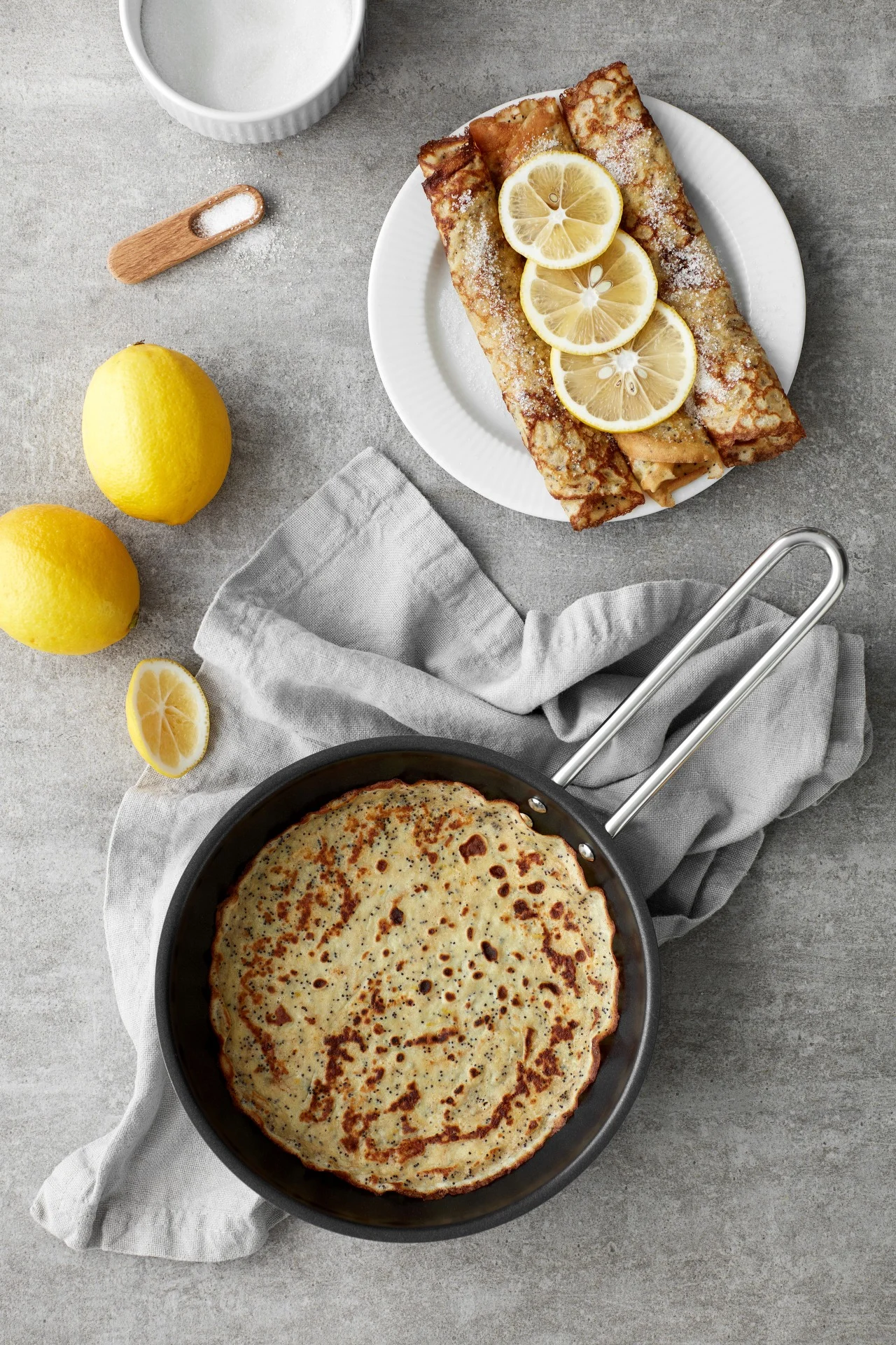 Her kan du se perfekte, stegte pandekager i Eva Trio Stainless Steel-panden fra Eva Solo.