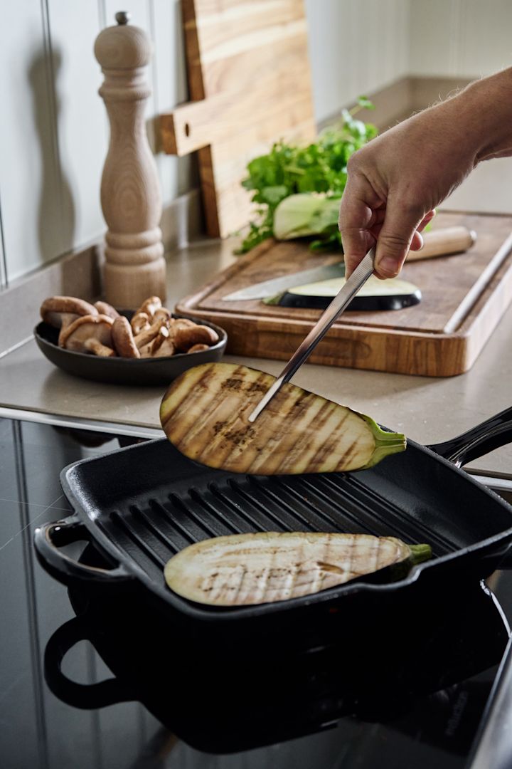 Aubergineskiver steges i en Nordwiks grillpande.