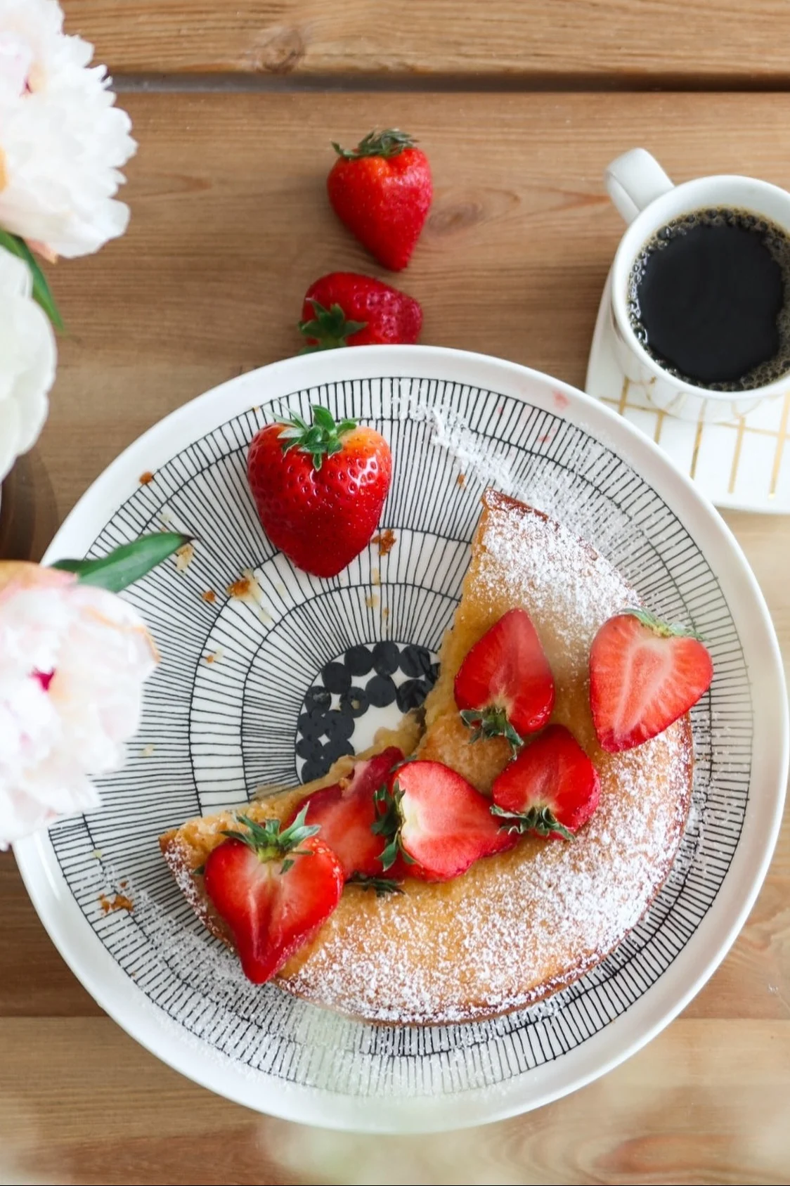 Bordet er dækket op til fika med Marimekko service.