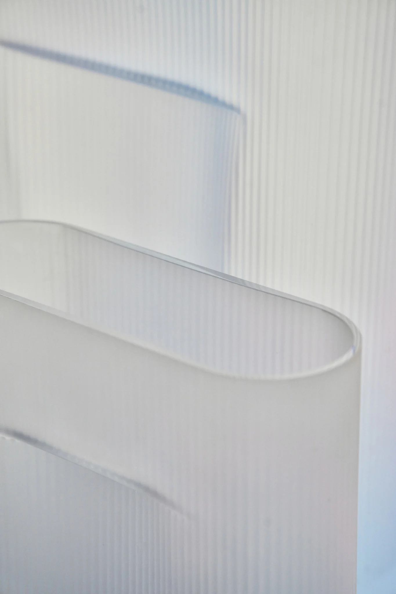 Her kan du se to Ridge-vaser i matteret glas fra Muuto.