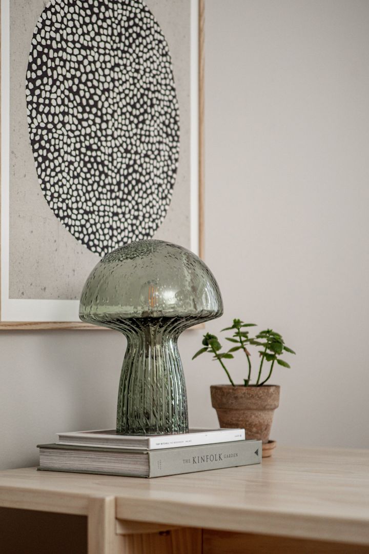 Her er den fine Fungo bordlampe Special Edition i grøn fra Globen Ligthing. Den grønne lampe er fremstillet i glas og giver et flot blødt lys.