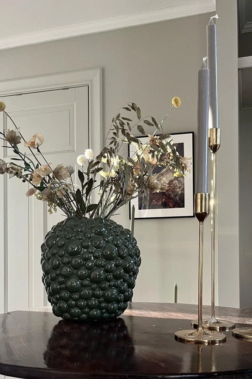 En anden af Instagrams yndlingsindretningsstile - den luksuriøse skandinaviske, som er smukt udstillet, her hjemme hos @majaebergkvist med en stor messinglampe. 