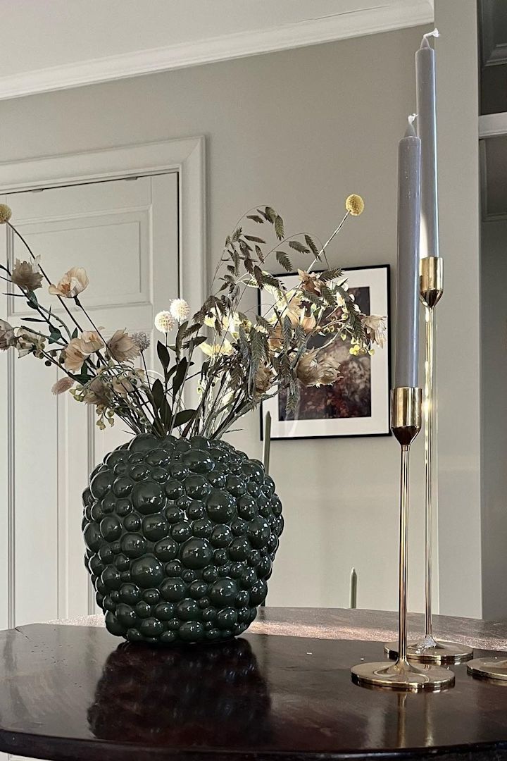 En anden af Instagrams yndlingsindretningsstile - den luksuriøse skandinaviske, som er smukt udstillet, her hjemme hos @majaebergkvist med en stor messinglampe. 