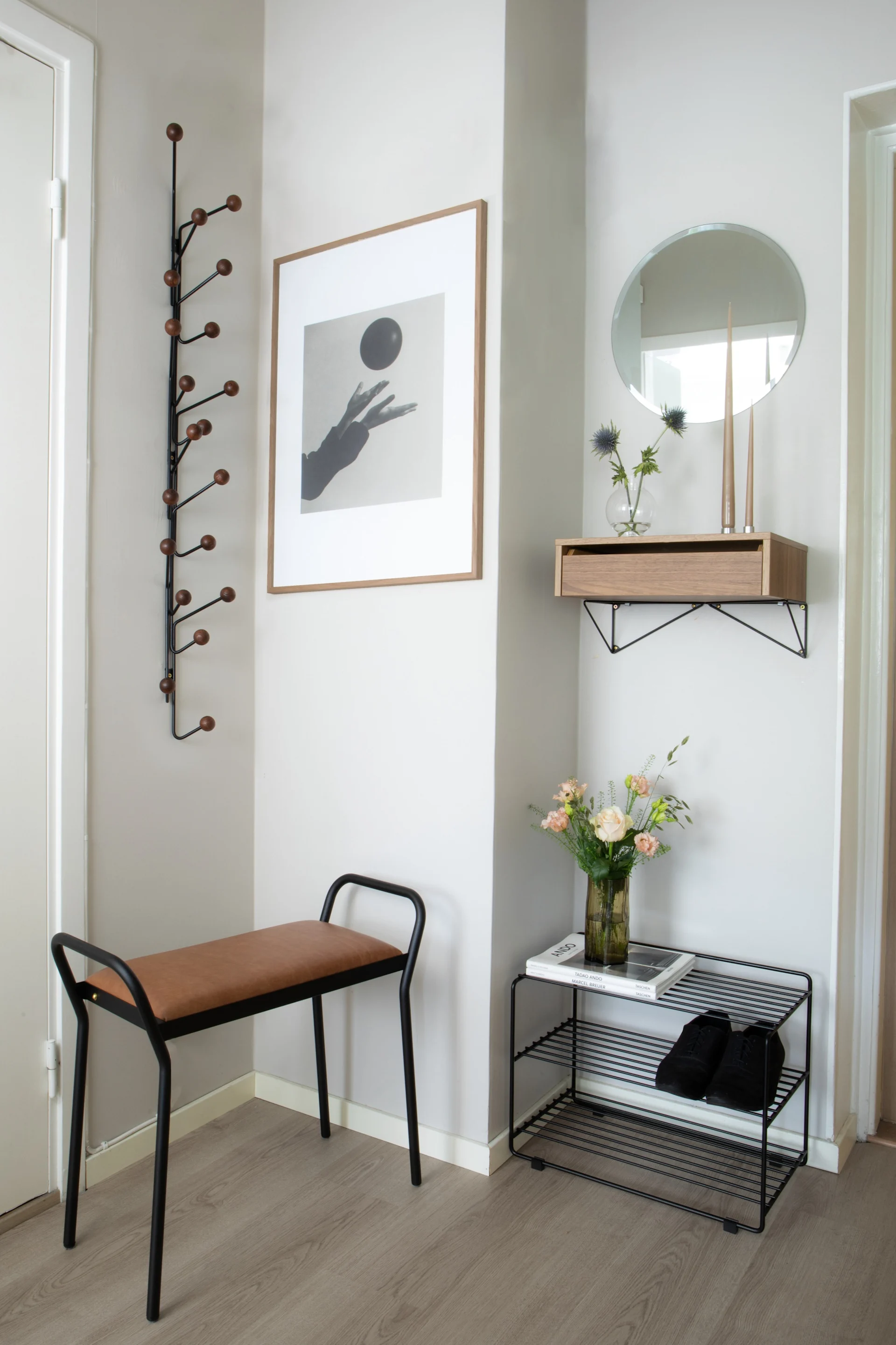 Dekorer en lille entré - inspiration med en åben gardarobe og kombiner sko- og hattehylde for at gøre gangen mere organiseret.