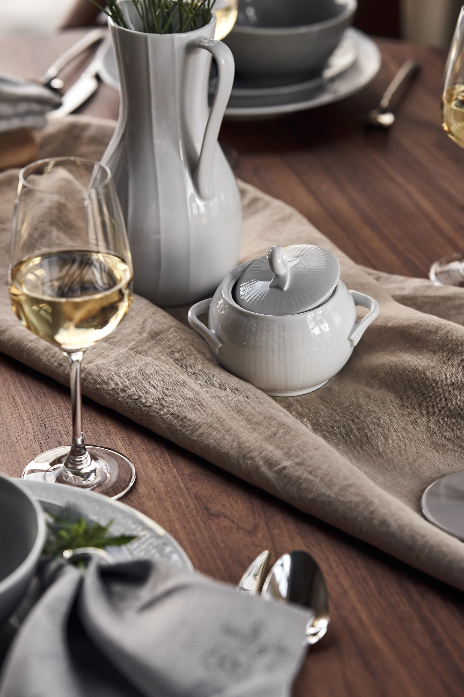 Hvid sukkerskål fra Swedish Grace af Rörstrand som del af af et smukt aftensmadsbord.