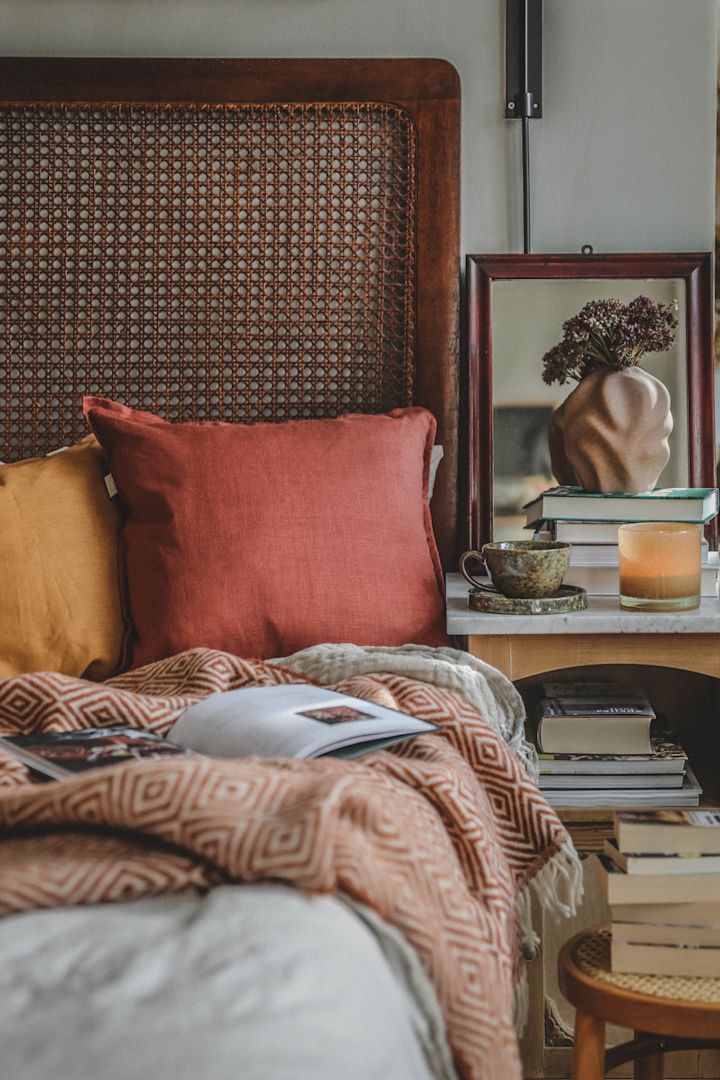 Boho-stilen bør ikke være uden farver - sæt f.eks. accenter med farverige puder, som @hannesmauritzon gør her i sit soveværelse.