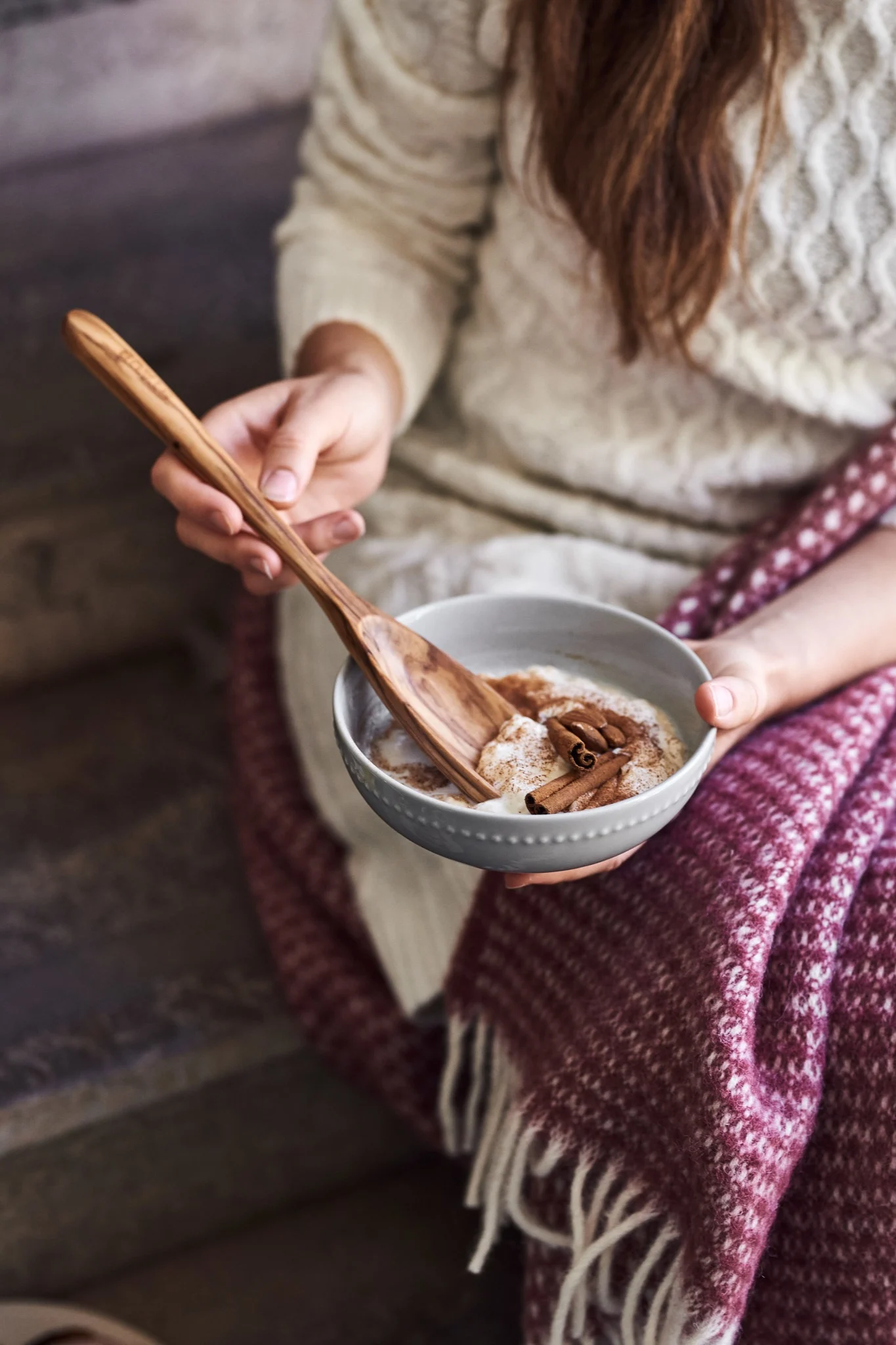 Skandinaviske livsstilsting du bør prøve denne vinter - en skål af tomtegröt i en Scandi Living dots skål.