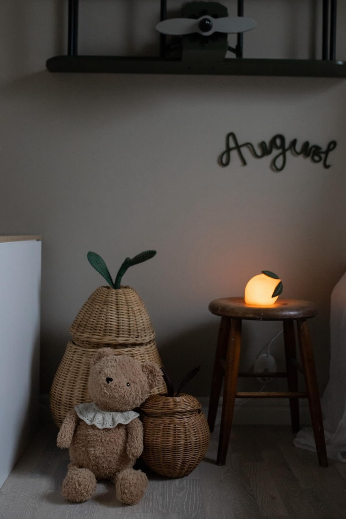 Pear opbevaringskurven er ikke kun dekorativ, men også praktisk, hvilket gør den til en god gave til babyshower.