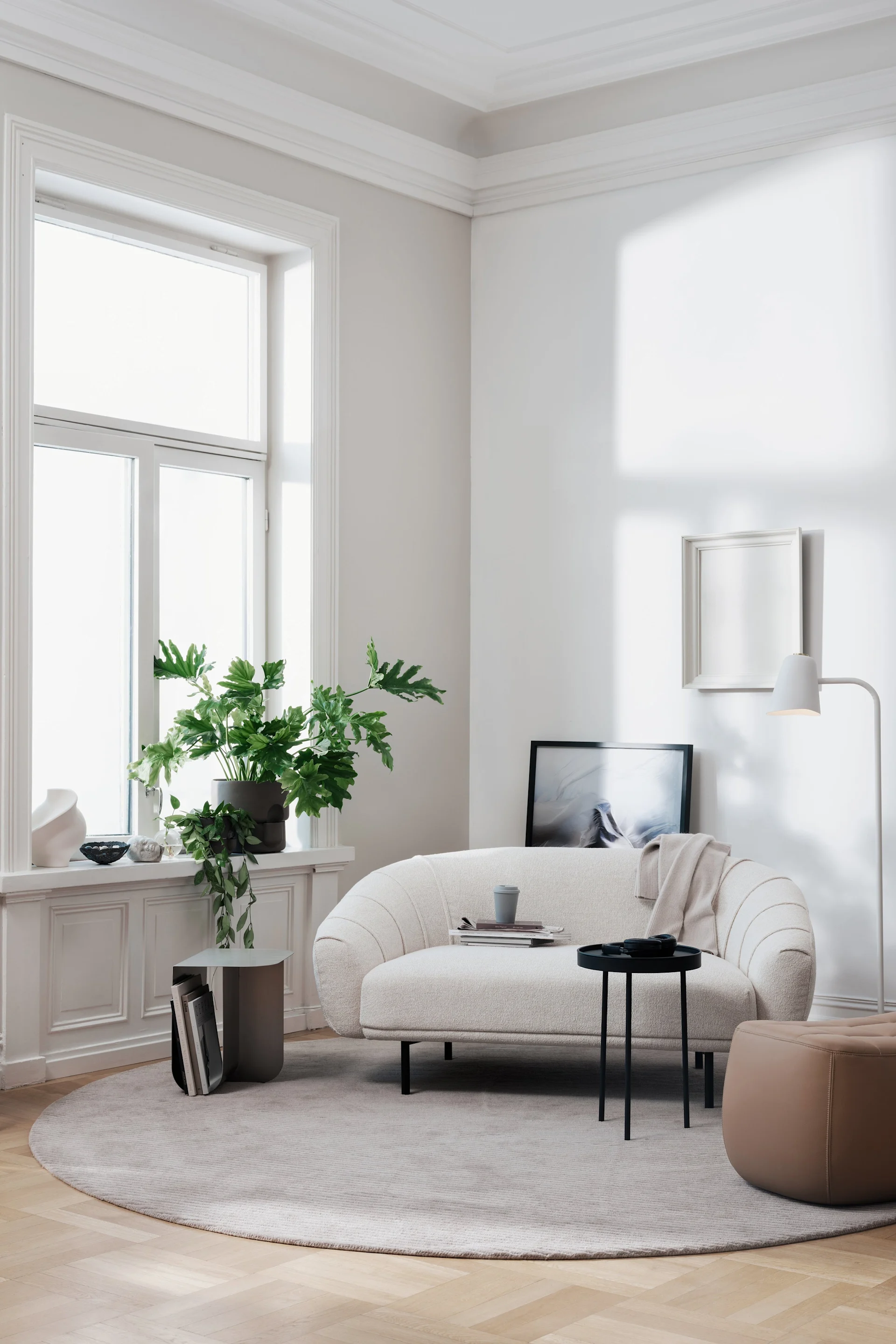 Tæpper til stuen: Det runde Row-tæppe fra Northern er perfekt til en lys, skandinavisk stue.