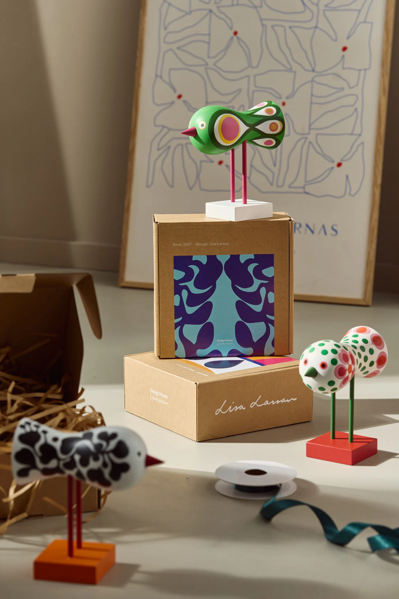 Giv en sød abe fra Kay Bojesen i mors dag-gave, som her hænger i en sort vase med hvide tulipaner ved siden af Flow-kruset fra Ferm Living hjemme hos @despina2024.