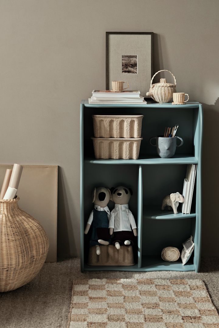 En lille bogreol som rummer meget, Slope boghylde i den blå farve Storm fra Ferm Living har fire rum i forskellige størrleser hvilket gør den perfekt til både bøger, kasser og legetøj.