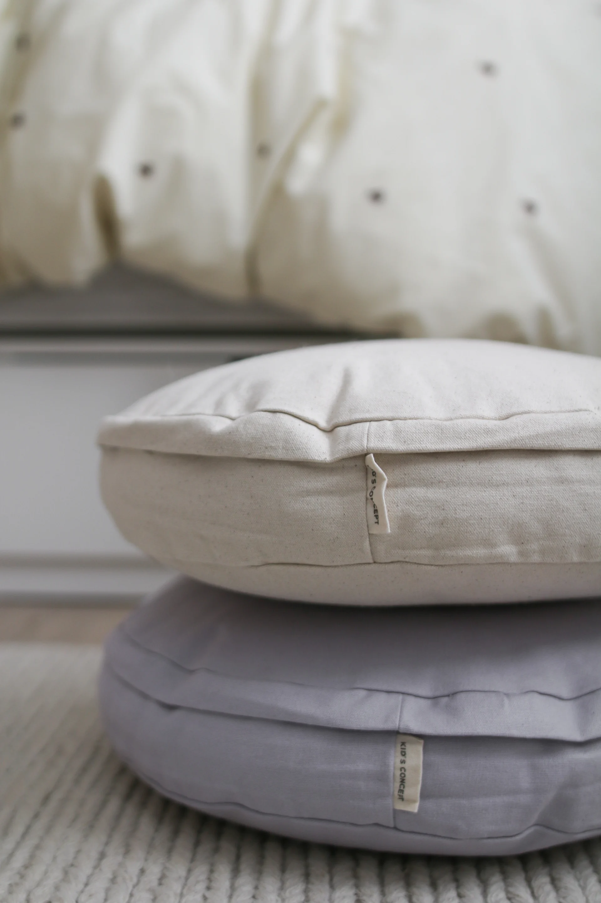 Praktiske gulvpuder fra Kids Concept er ideelle for et hyggeligt sideområde i dit børneværelse.