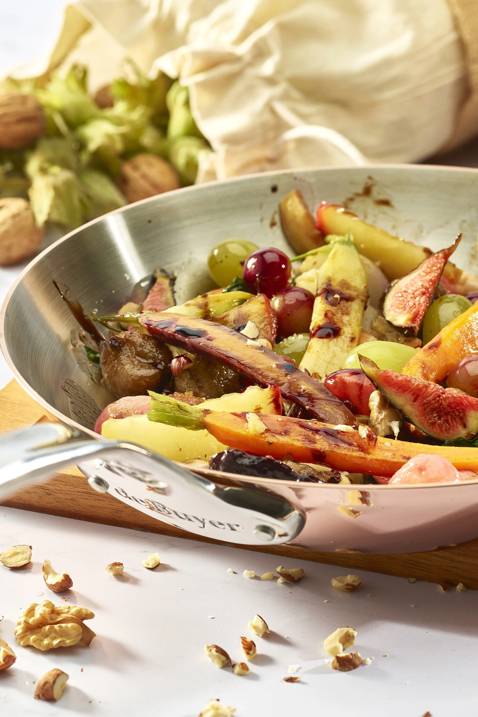 Grøntsager steges i kobberpanden Prima Matera fra De Buyer.