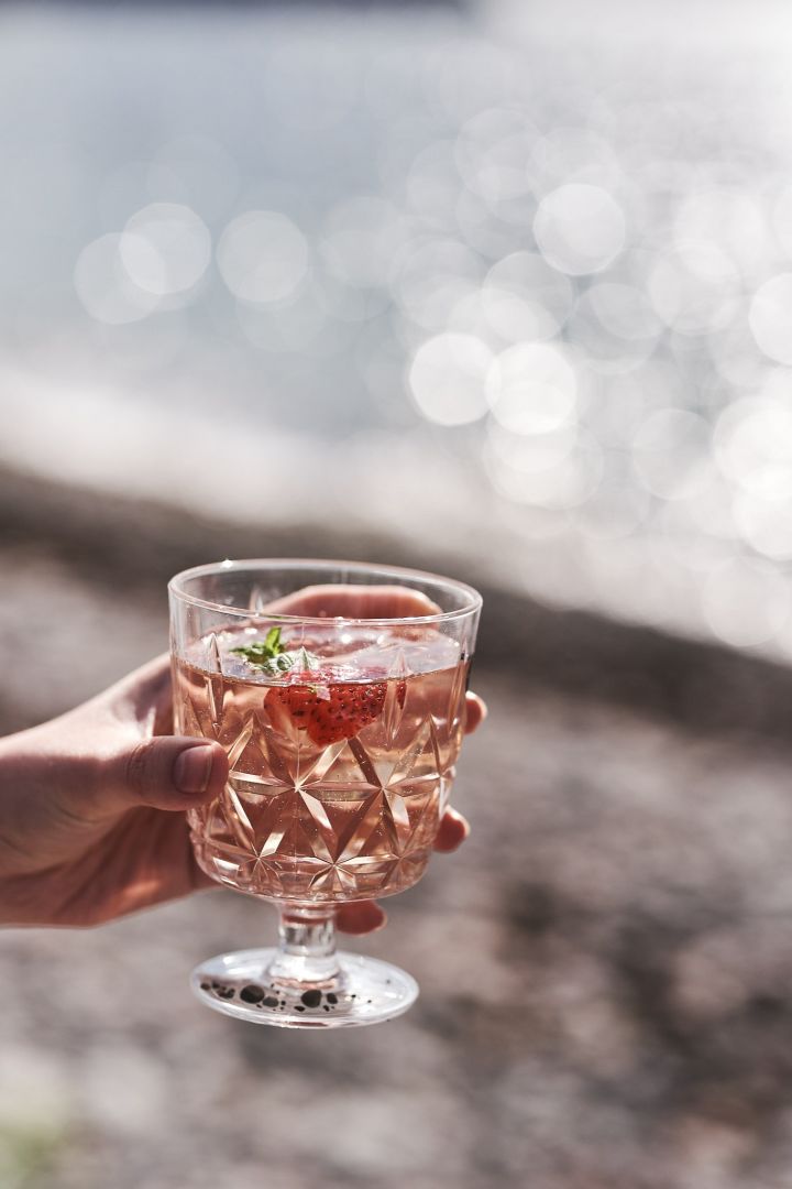 Sagaform picnic-glass i plastik fyldt med en forfriskende alkoholfri sangria.