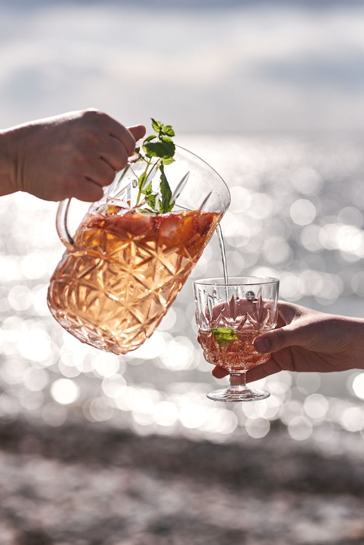 Sagaform picnic-glass i plastik fyldt med en forfriskende alkoholfri sangria.