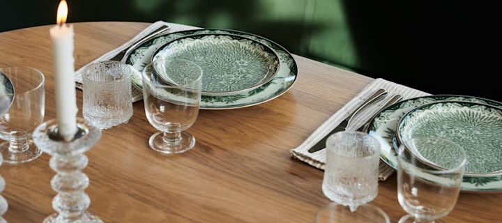 Her kan du se de fine Ostindia tallerkener i grøn dækket i en restaurantstil.