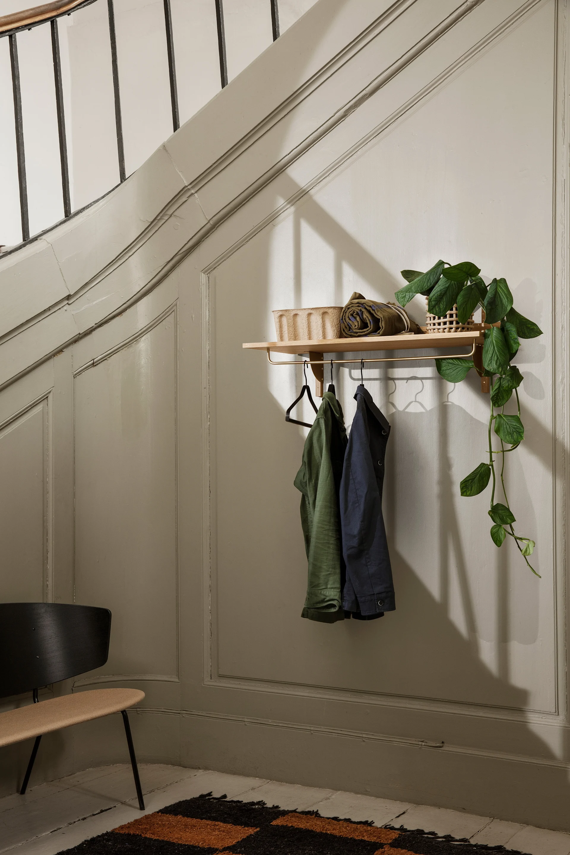 Dekorer din lille gang - inspiration fra ferm LIVING for at gøre gangen mere organiseret med en åben garderobe med en Sector hylde med en stang til bøjler.