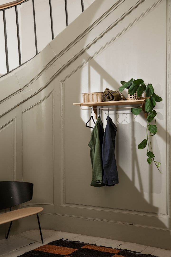 Dekorer din lille gang - inspiration fra ferm LIVING for at gøre gangen mere organiseret med en åben garderobe med en Sector hylde med en stang til bøjler.