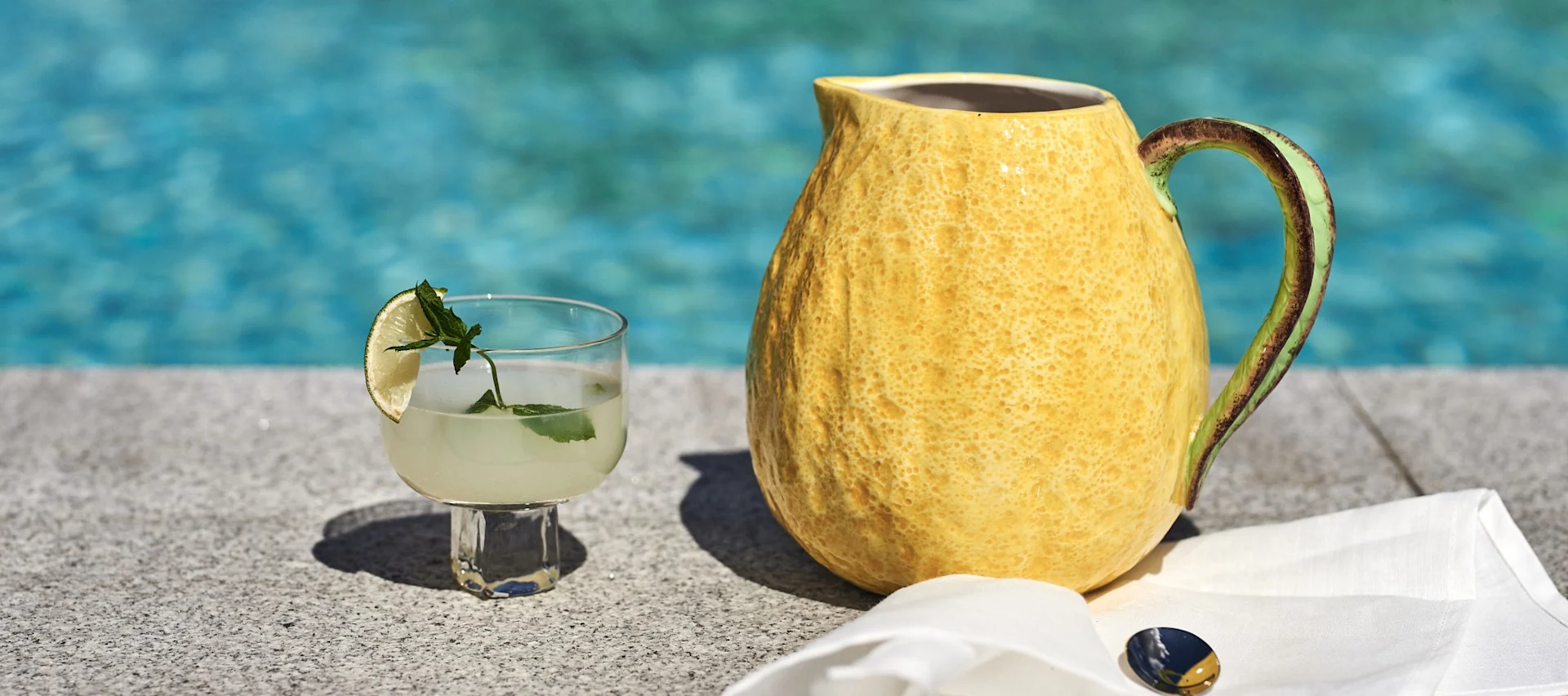 Forfriskende sommerdrinks - prøv en forfriskende & smagende melon drink serveret i et trendy Ripple long drink glas fra Ferm Living.