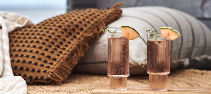 Forfriskende sommerdrinks - prøv en forfriskende & smagende melon drink serveret i et trendy Ripple long drink glas fra Ferm Living.