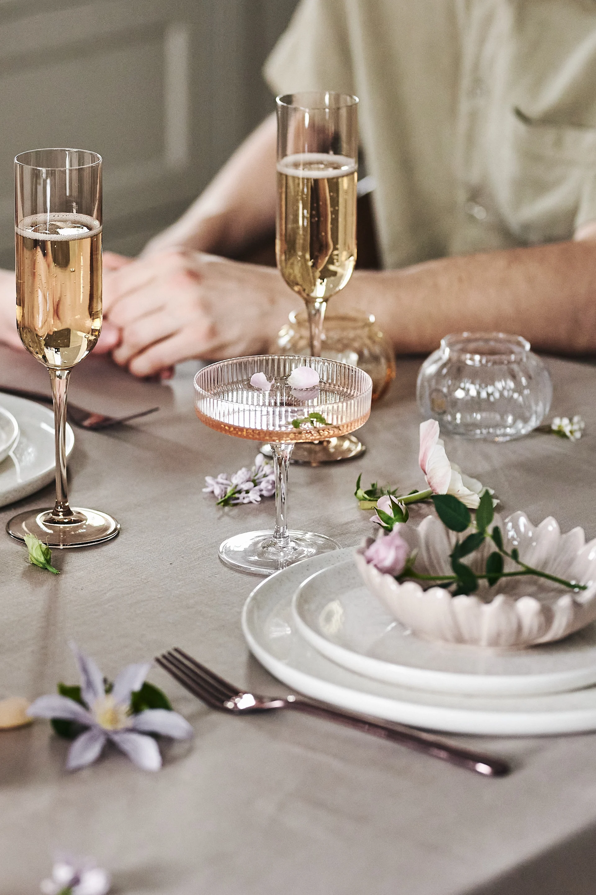 Dæk op til en romantisk middag derhjemme på valentinsdag, nyd vin i fine glas og server maden på flot porcelæn.