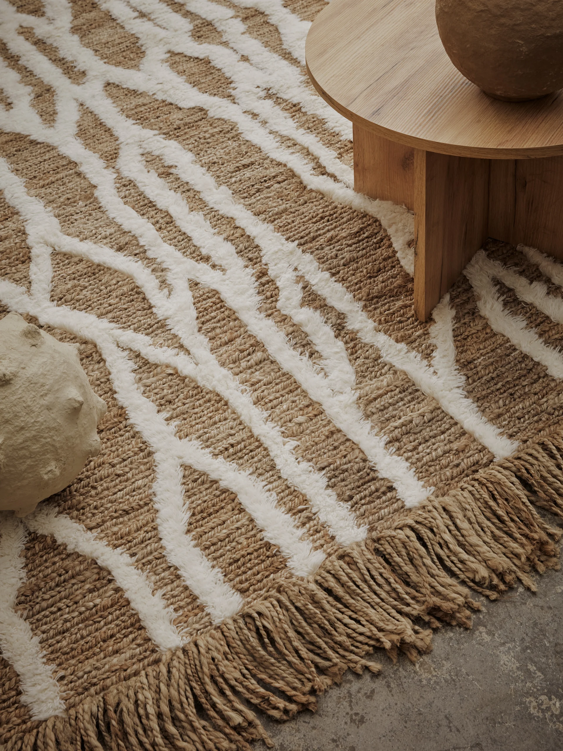 Her kan du se uldtæppet Wahl fra svenske design mærke Tinted. 