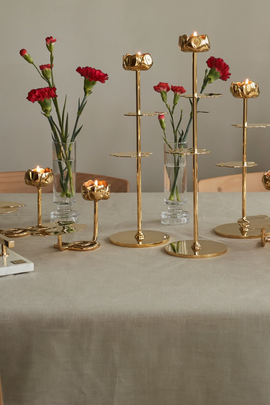 Giv en lysestage fra Hilkes Ninfea-kollektion, som her er vist med røde blomster på bordet, og som især er kendetegnet ved deres åkandeform.
