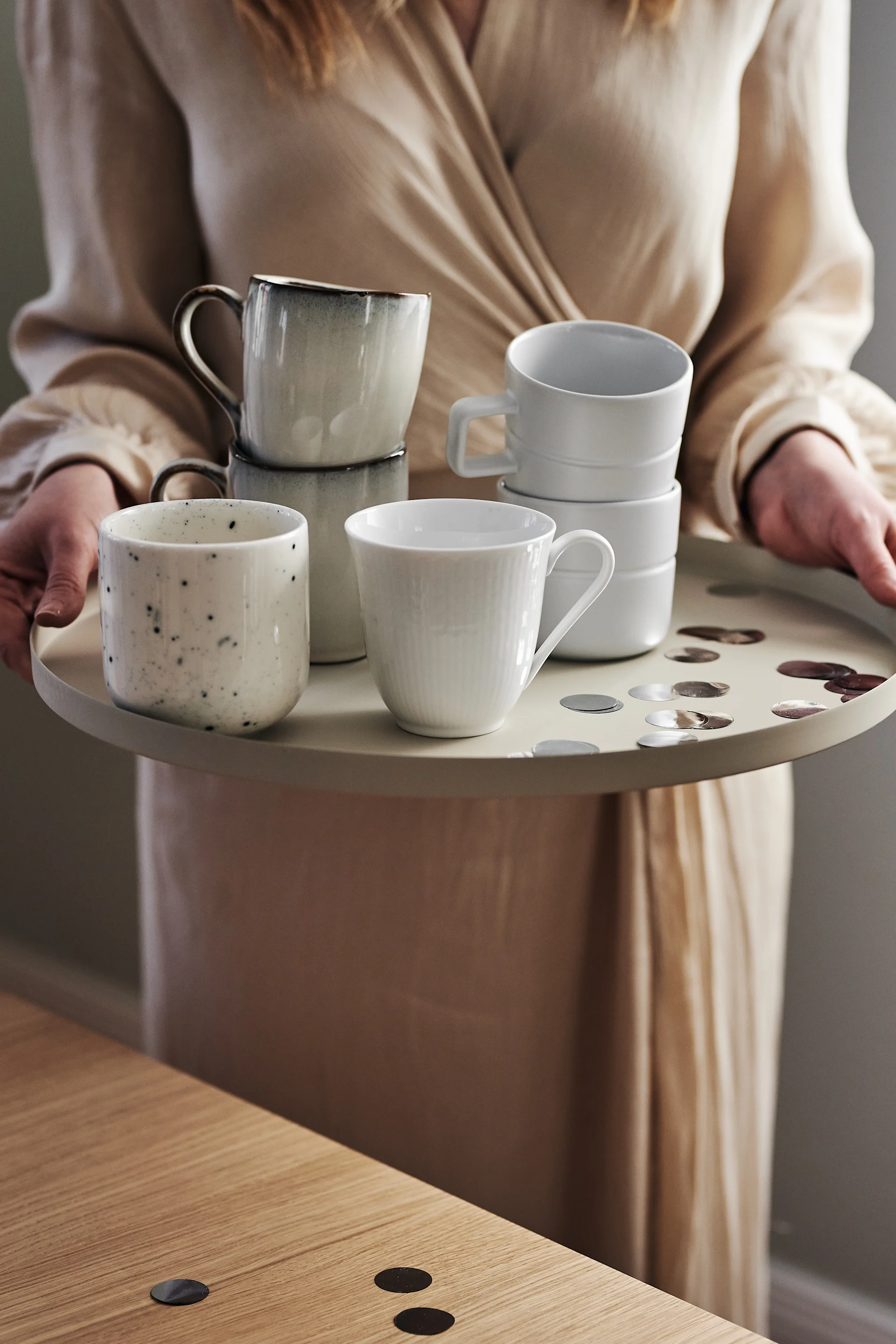 Designgaver til alle lejligheder - her Lines-koppen fra NJRD, Freckle-koppen i vanilje fra Scandi Living.