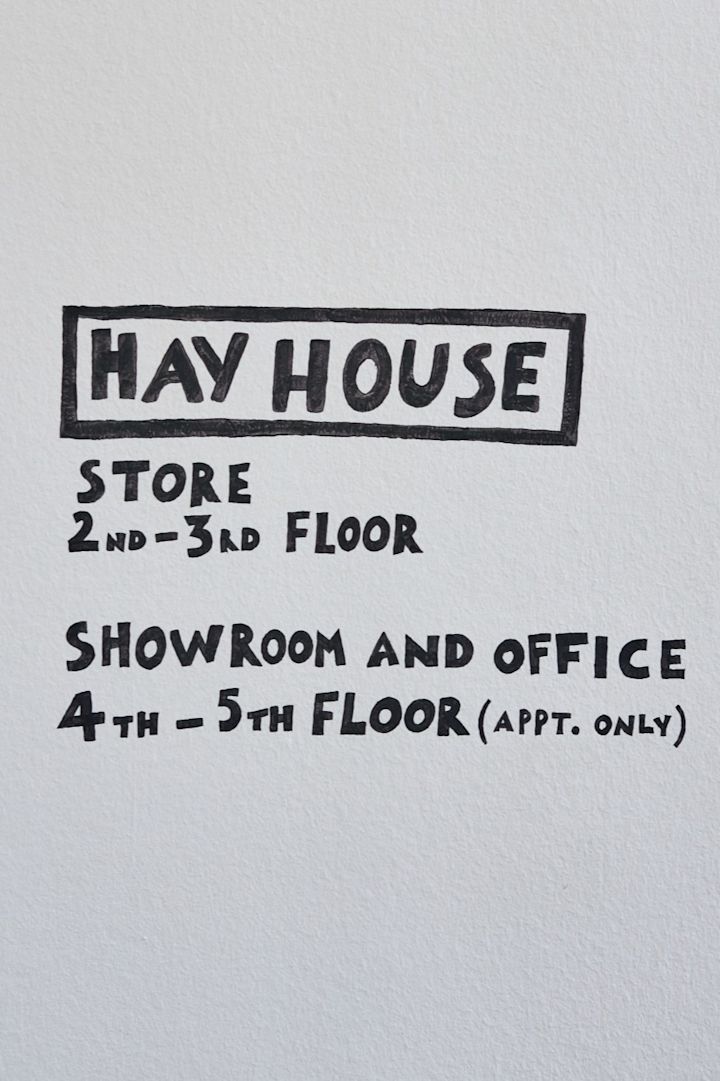 Stop nr 1 på guiden til København for designelskere: HAY House. Her kan du se et skrevet skilt på væggen af HAY House.