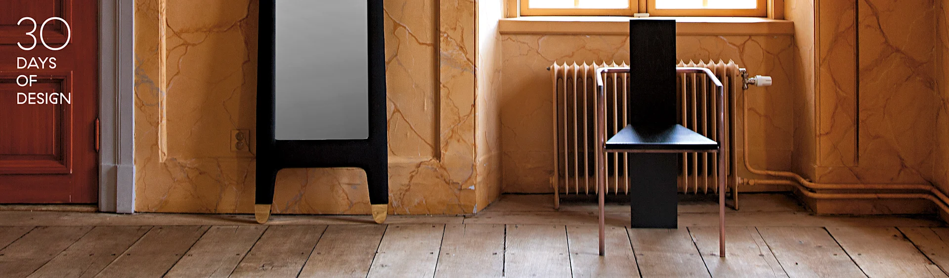 Moderne sort stol med kobberben, højt mørkt spejl med guldfødder, i et rum med teksturerede vægge. Tekst: 30 DAYS OF DESIGN.