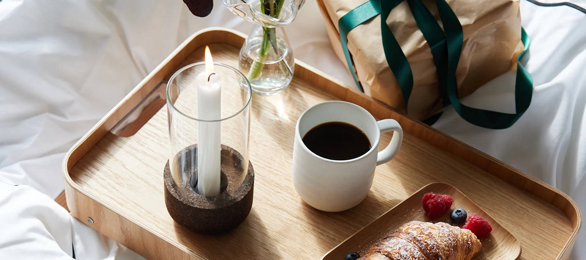 Fejr valentinsdag derhjemme med en romantisk middag for to, morgenmad på sengen eller hjemmelavet kaffe. Her er en borddækning med hørdug og fine glas, servietfoldning og vase til valentinsbuketten.