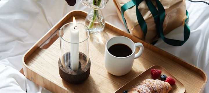 Fejr valentinsdag derhjemme med en romantisk middag for to, morgenmad på sengen eller hjemmelavet kaffe. Her er en borddækning med hørdug og fine glas, servietfoldning og vase til valentinsbuketten.