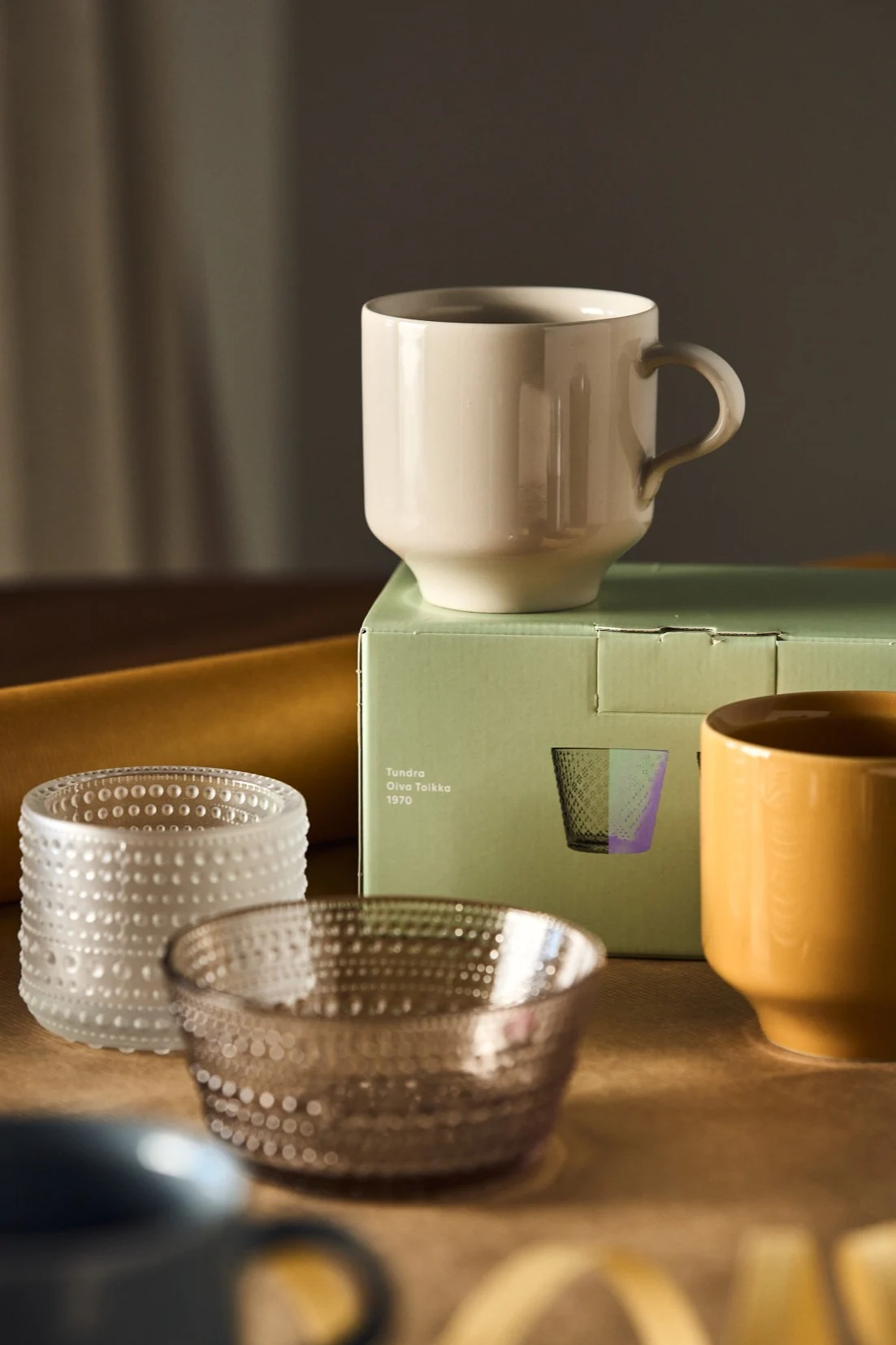 Kreative gaveidéer til små gaver til at sige tak. Her kan du se et nærbillede af Höganäs Keramik kop i grå.