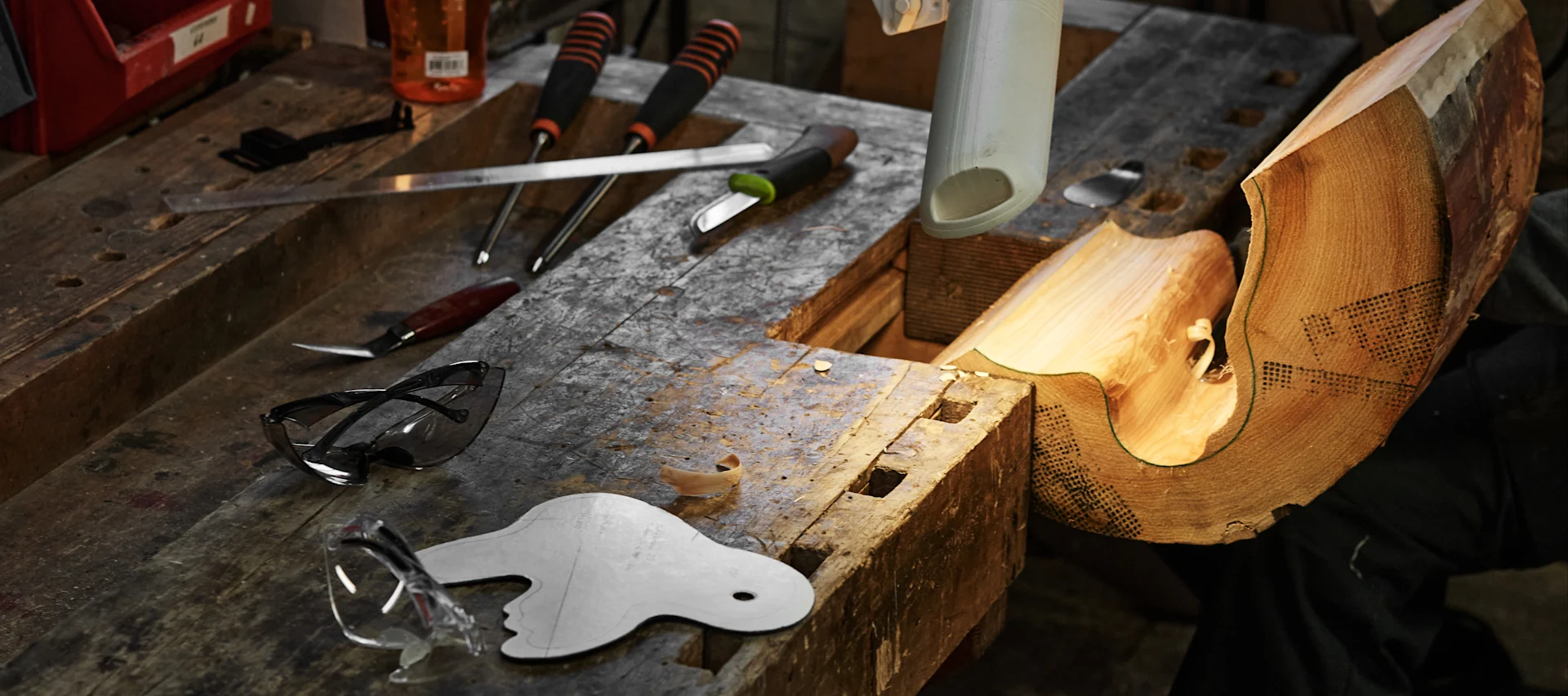 Iittala glasfabrik: En Alvar Aalto træform der skæres ud.