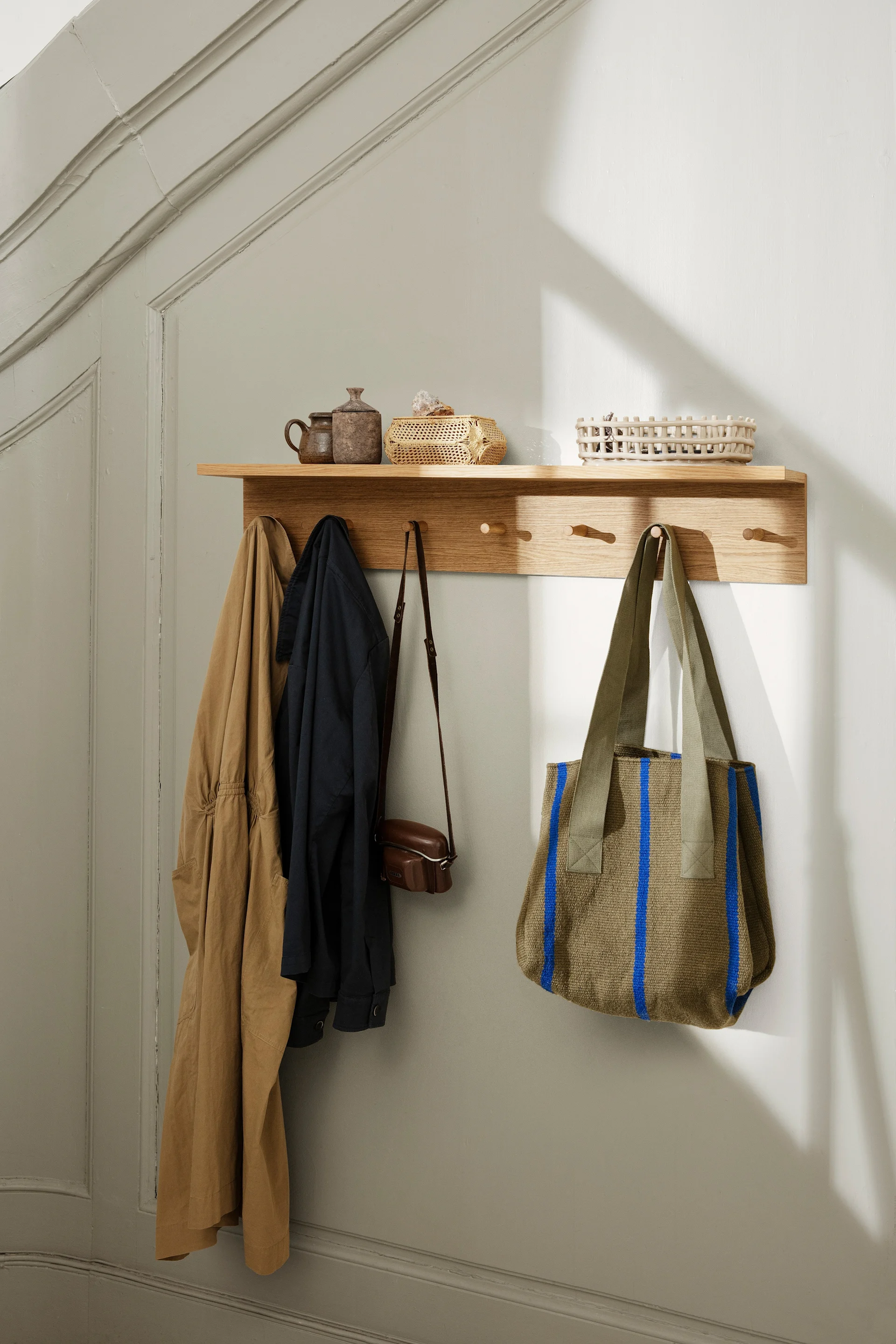 Dekorer en lille gang - inspiration fra ferm LIVING for at gøre gangen mere organiseret med en åben garderobe og kombineret hylde med en knagerække.