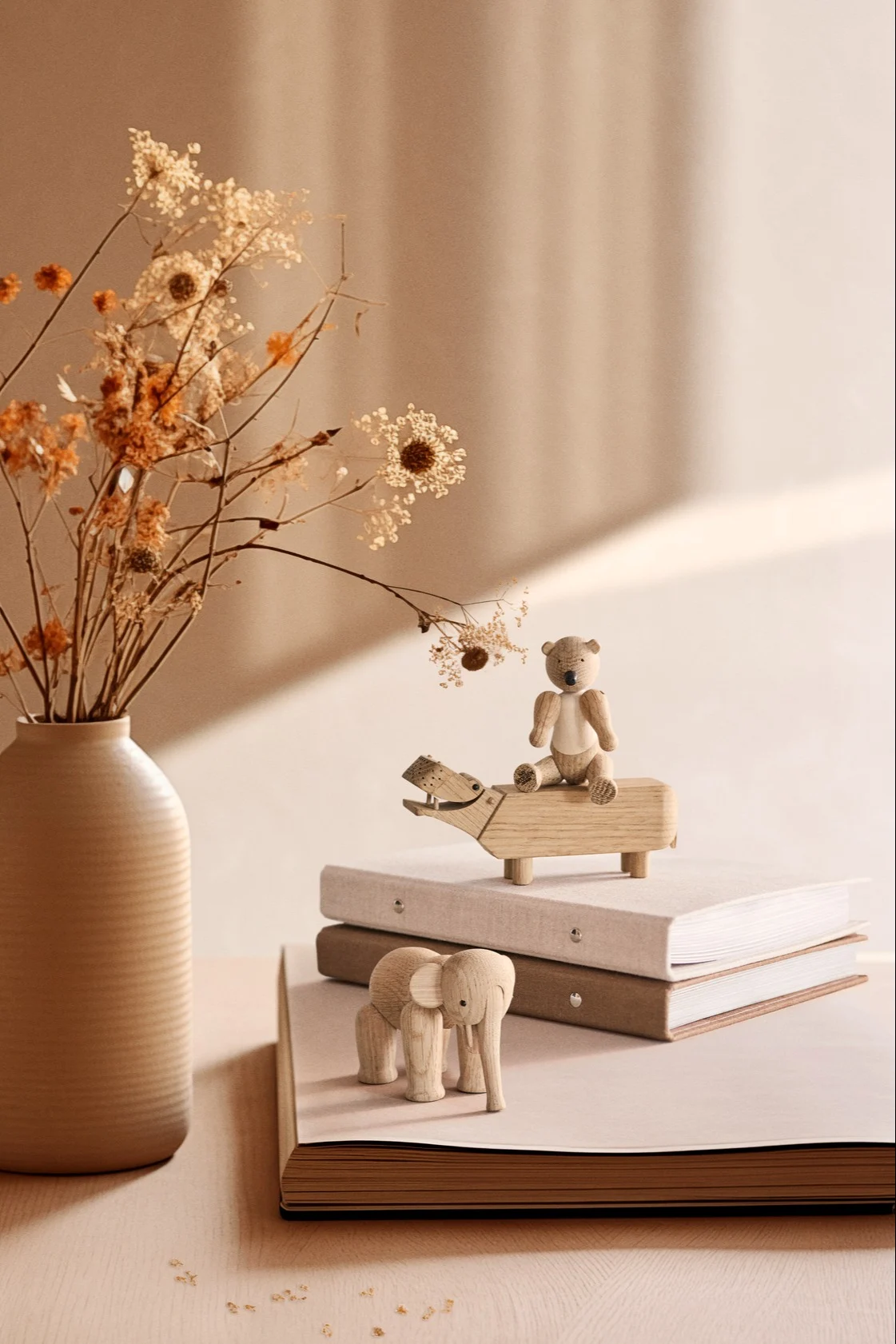 Her kan du se tre koalaer i forskellige størrelser fra Spring Copenhagen stå på et sidebord.