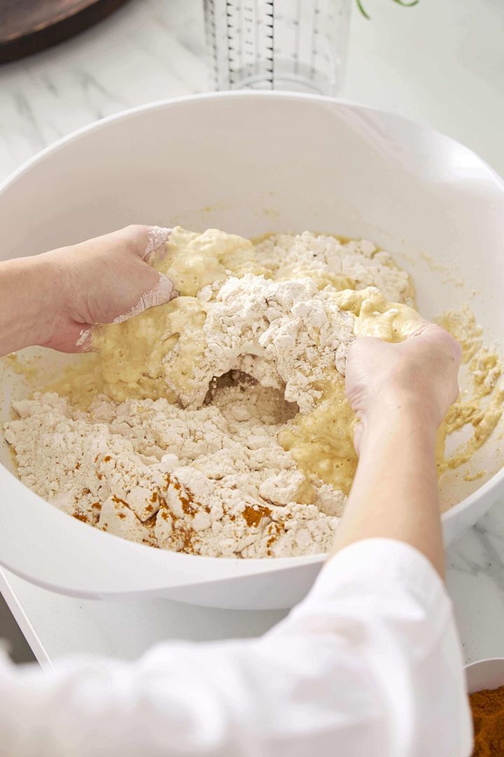 Ælt dejen til dine semlor godt, f.eks. i den hvide Margrethe-skål fra Rosti.